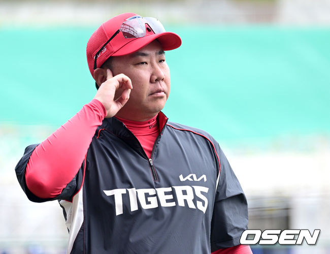 첫 실전 마치고 고민 깊은 KIA 이범호 감독.