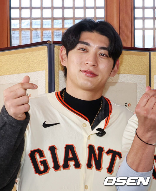 [OSEN=이대선 기자] 6일 서울 종로구 클래식고택 디토에서 미국 프로야구 메이저리그 베이스볼(MLB) 샌프란시스코 자이언츠 한국 방문 미디어데이가 열렸다. 이날 한국 문화 체험 행사에 샌프란시스코 자이언츠 이정후, 토니 비텔로 감독, 윌리 아다메스가 참석했다.이정후가 포토타임을 가지고 있다. 2026.01.06 /sunday@osen.co.kr