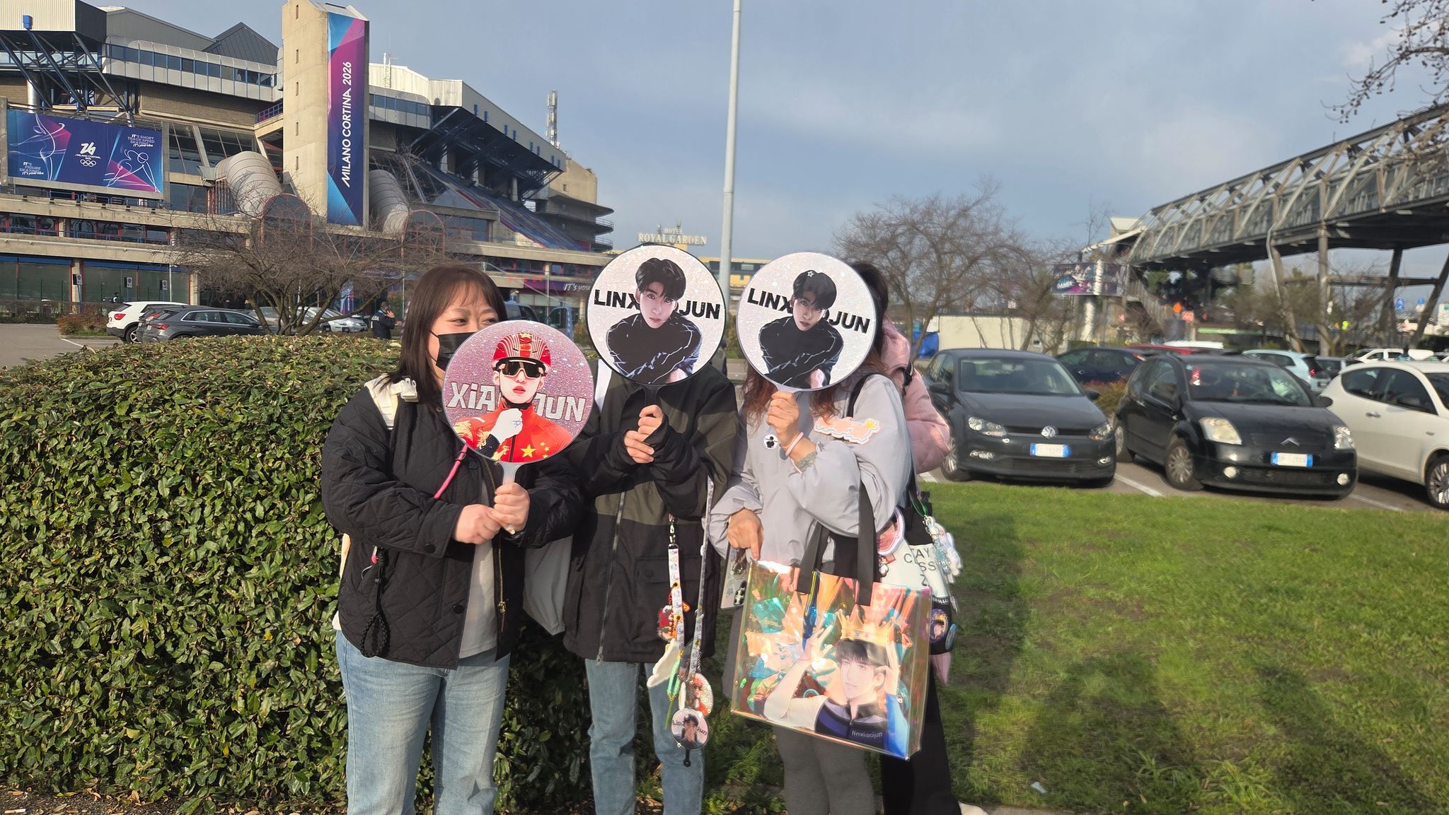 밀라노 아이스 스케이팅 아레나 앞에서 만난 중국 팬들. 린샤오쥔 얼굴 팻말을 들고 그를 지지했다. 박린 기자