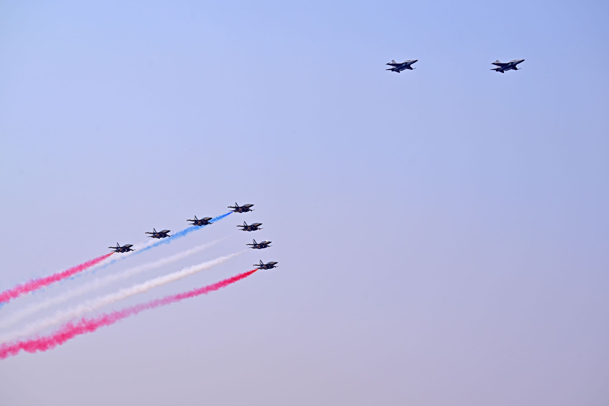 지난 18일 블랙이글스 T-50B 7대(뒤쪽)와 태국 공군 T-50TH 2대가 한·태 공군 우정비행을 실시하고 있다. 태국 공군은 T-50TH 14대를 도입해 운영 중이다. 사진 공군