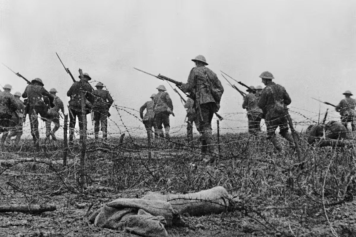 1916년 7월 1일~11월 18일 프랑스 솜강 일대에서 영국군 주도의 대공세가 펼쳐졌다. 솜 전투로 양측에서 최대 사상자가 각각 60만명이 나왔다. 연합군은 5개월 가까운 전투에서 10㎞도 전진하지 못했다.