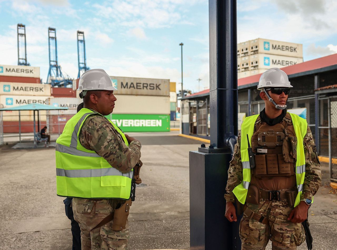 지난 23일(현지시간) 파나마시티 파나마 운하 입구에 위치한 홍콩 기반 CK허치슨 홀딩스가 운영하는 발보아항에서 파나마 경찰관들이 해당 지역을 순찰하고 있다. AFP=연합뉴스