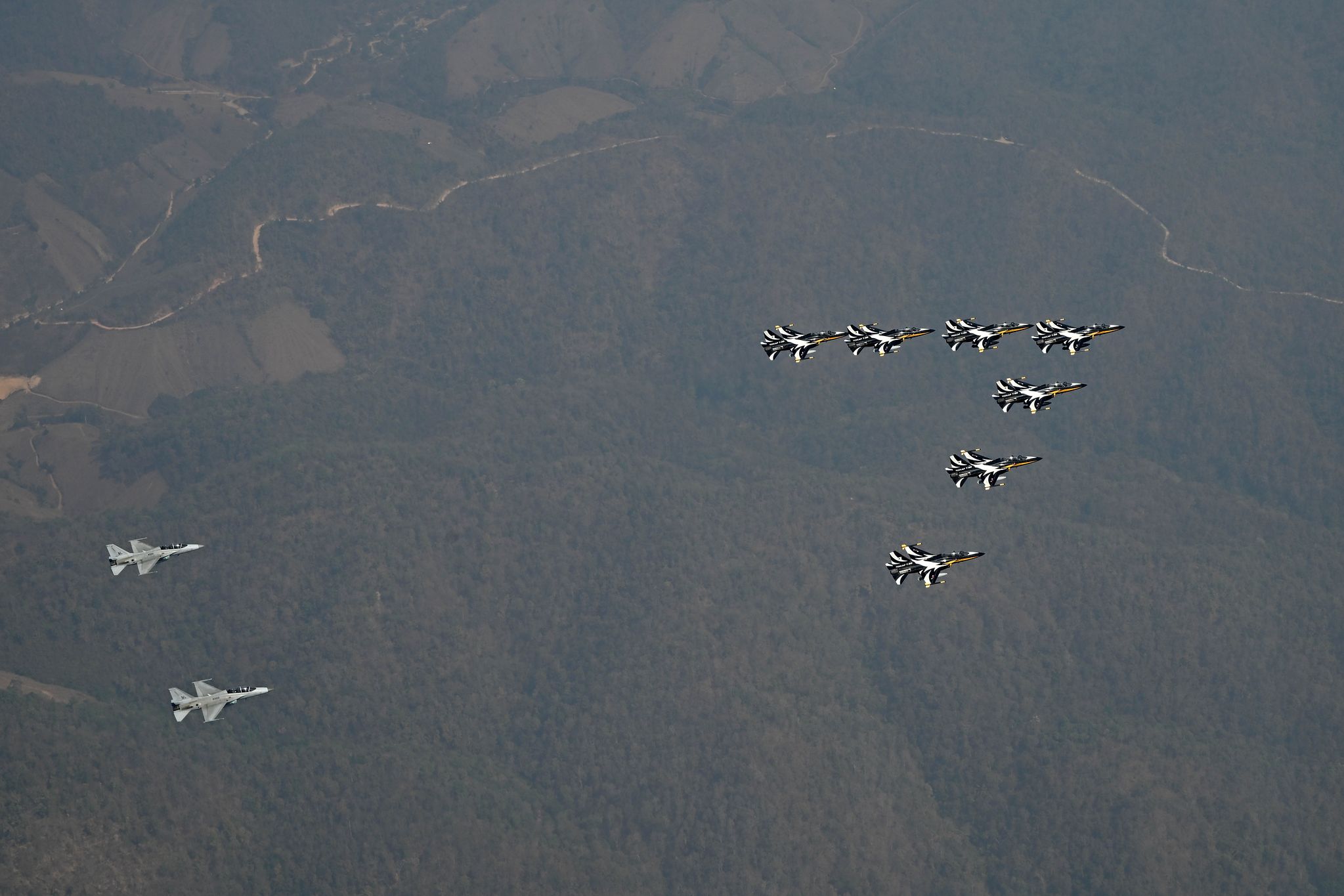 지난 18일 블랙이글스 T-50B 7대(오른쪽)와 태국 공군 T-50TH 2대가 한·태 공군 우정비행을 실시하고 있다, 사진 공군
