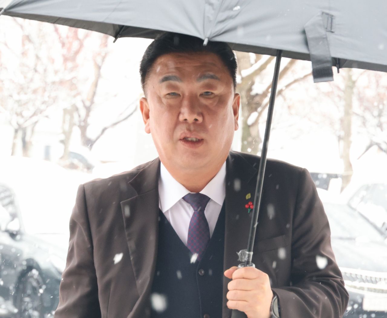 오송 지하차도 참사와 관련해 중대시민재해 혐의로 재판에 넘겨진 이범석 청주시장이 24일 오후 충북 청주지법에 출석하고 있다. 연합뉴스