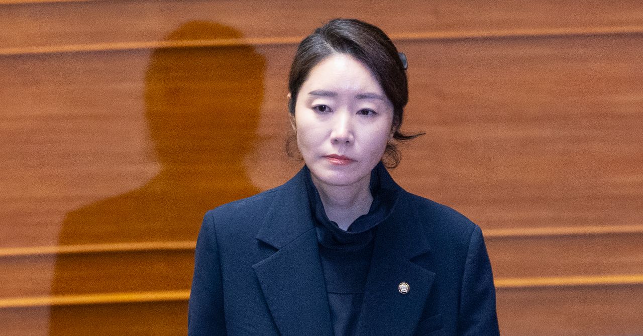 2022년 지방선거를 앞두고 1억원의 공천헌금을 주고받은 혐의로 수사를 받는 무소속 강선우 의원이 24일 국회 본회의에 자신의 체포동의안에 대한 신상 발언을 하기 위해 이동하고 있다. 연합뉴스 