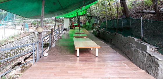 불법으로 평상과 천막을 설치했다가 단속에 적발된 식당 모습. 중앙포토