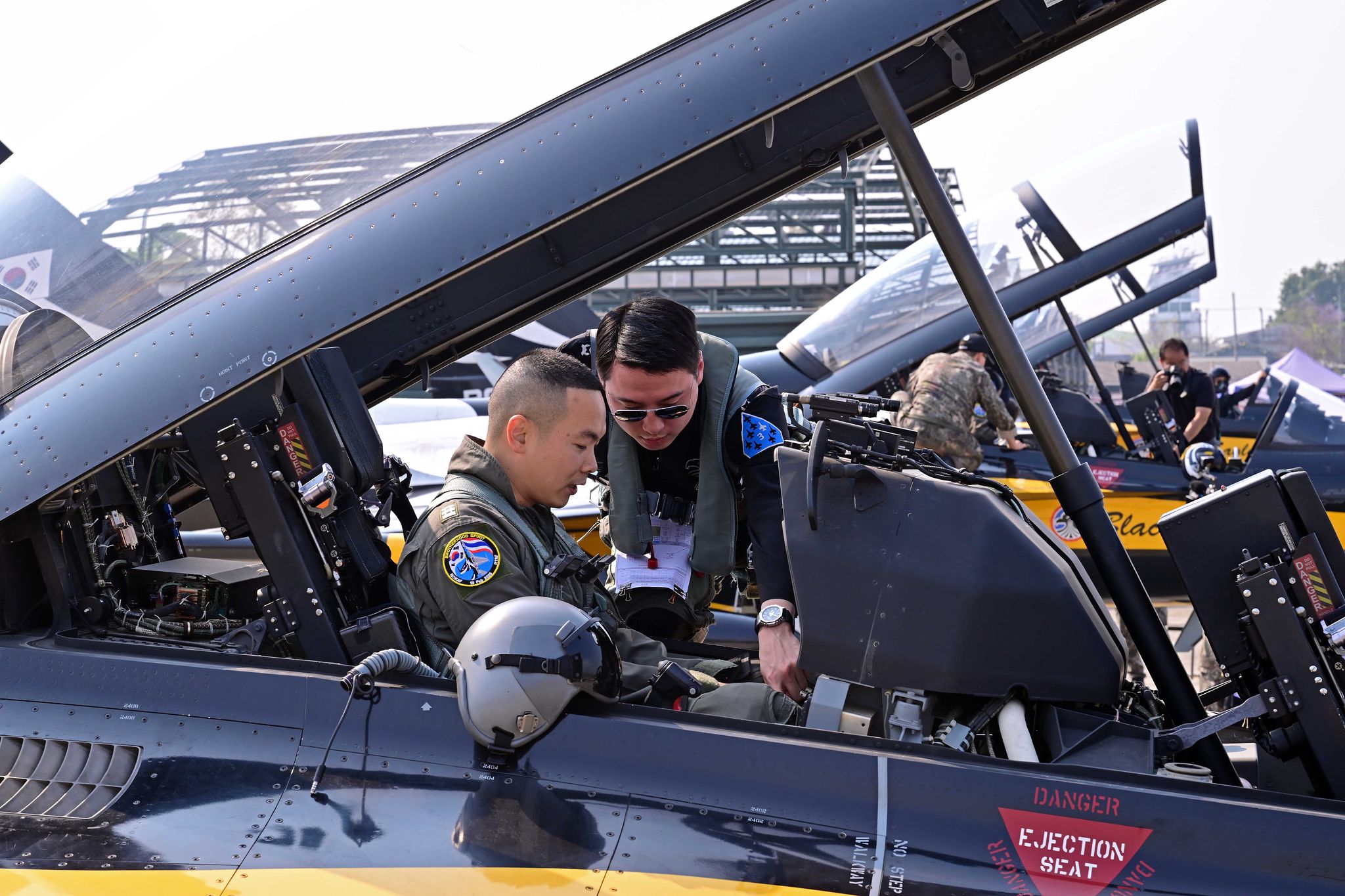 지난 18일 태국 치앙마이 공군기지에서 한·태 공군 우정비행을 마친 뒤 블랙이글스 김진건 대위(오른쪽)가 태국 공군 나파엑가팍 프래담 중령에게 T-50B에 대해 설명하고 있다. 사진 공군