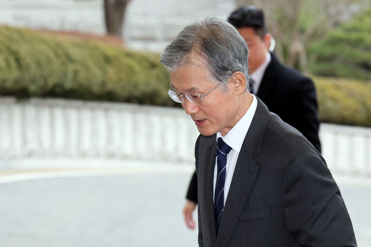 조희대 대법원장이 24일 오전 서울 서초구 대법원으로 출근하고 있다. 뉴스1