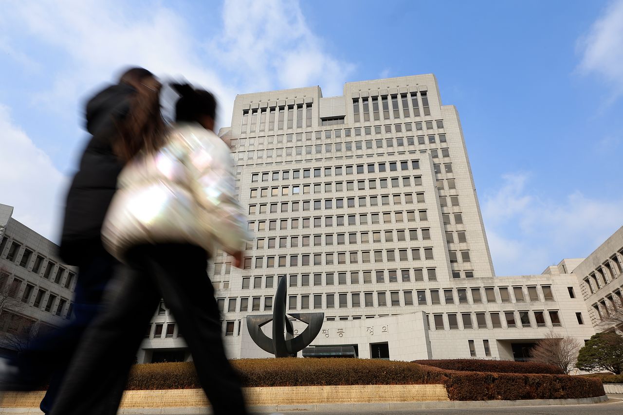 12일 서울시 서초구 대법원으로 방문객이 들어가고 있다. 뉴스1