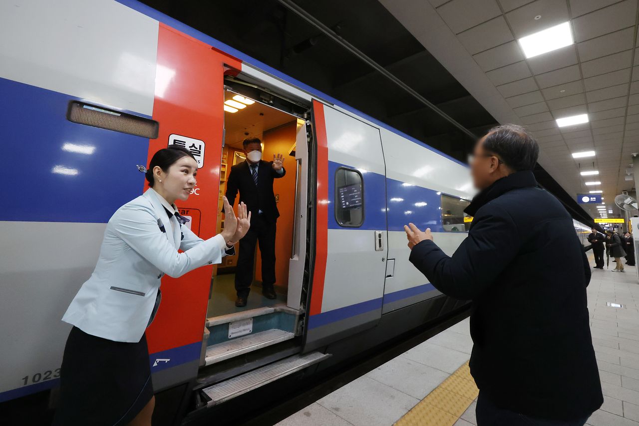 철도운영사 통합을 위한 고속열차 교차 시운전이 실시된 지난 10일 서울 강남구 수서역에 KTX 시운전 열차가 정차한 가운데 관계자가 시민을 안내하고 있다. 뉴시스