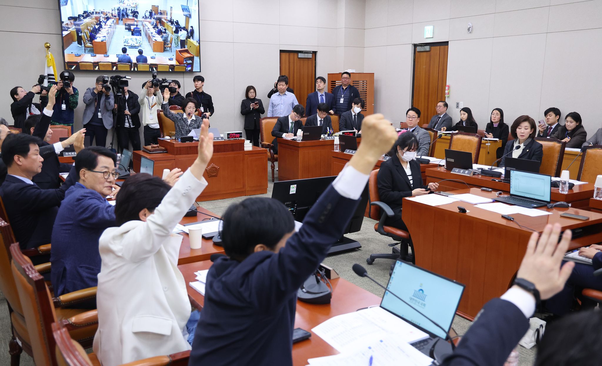 23일 서울 여의도 국회에서 열린 법제사법위원회 전체회의에서 의원들이 거수 표결을 하고 있다. 뉴스1