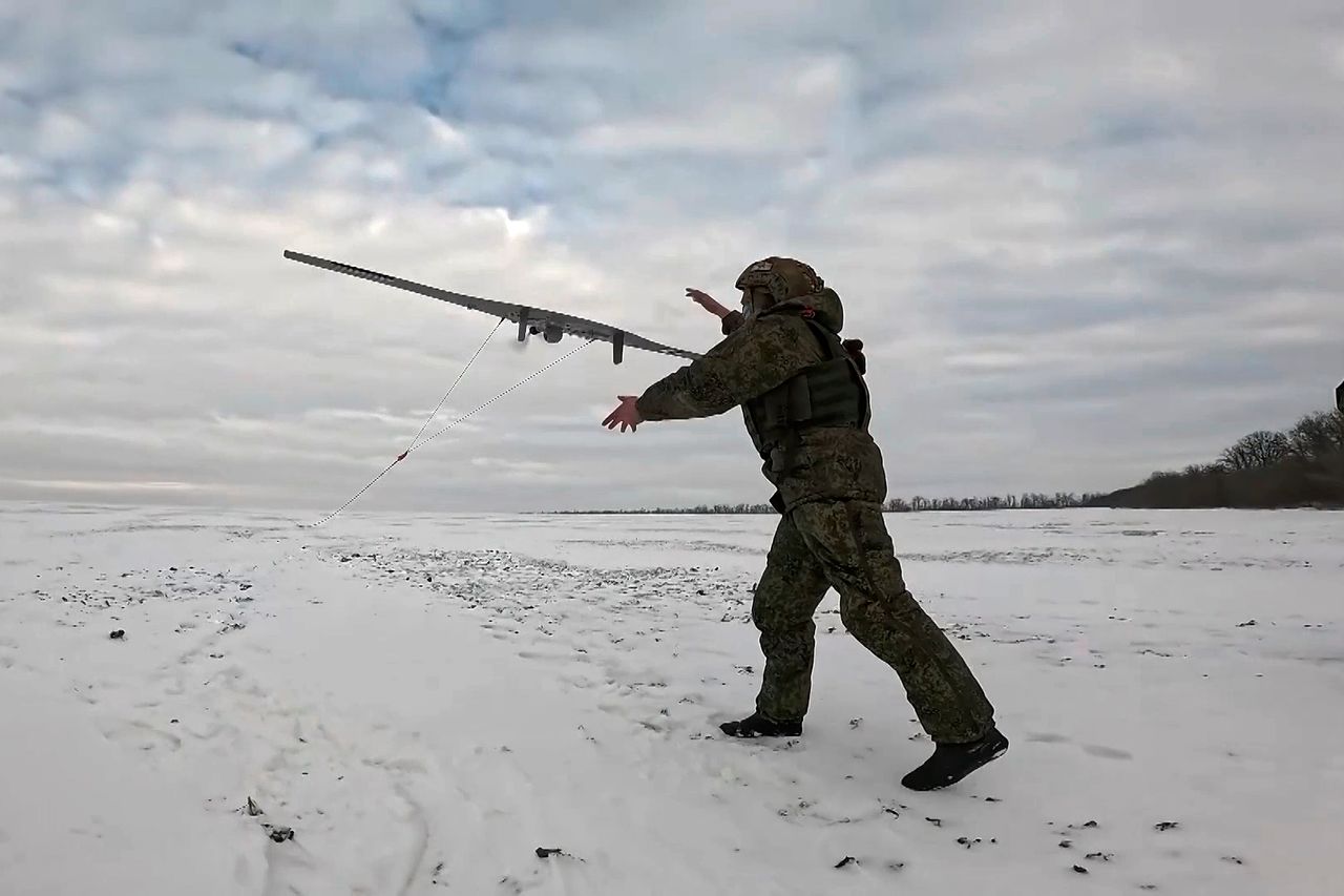 러시아군 장병이 드론을 날리고 있다. 러시아 국방부