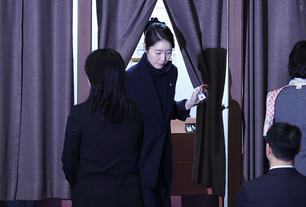 강선우 무소속 의원이 24일 국회에서 열린 본회의에서 자신의 체포동의안에 대한 기표를 마친 뒤 기표소를 나오고 있다. 임현동 기자