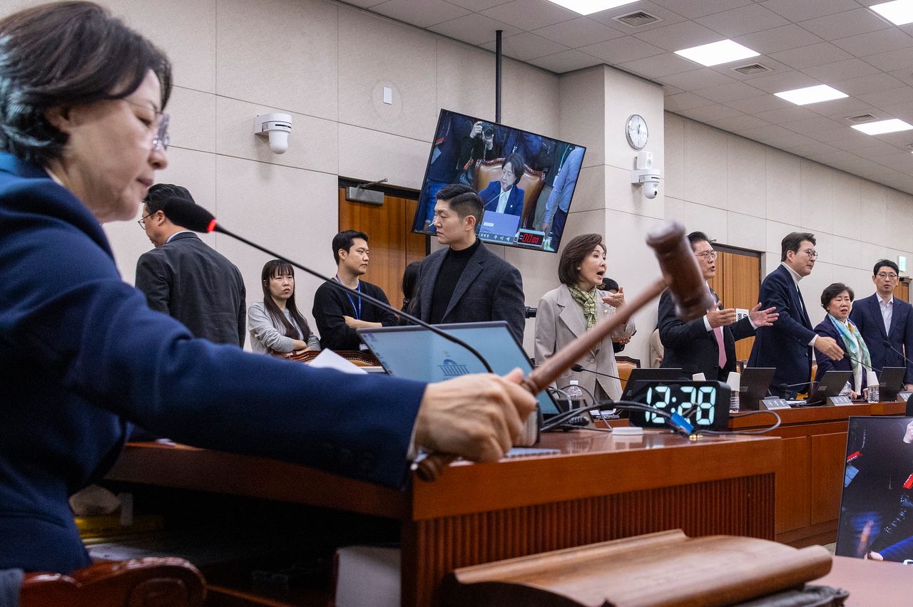 추미애 국회 법제사법위원장(앞)이 24일 국회에서 열린 법사위 전체 회의에서 '전남광주 통합법'을 여당 주도로 처리한 뒤 의사봉을 두드려 선포하고 있다.   국민의힘 나경원 의원 등 법사위원들은 고성으로 항의하며 거수 표결에 참여하지 않았다. 연합뉴스