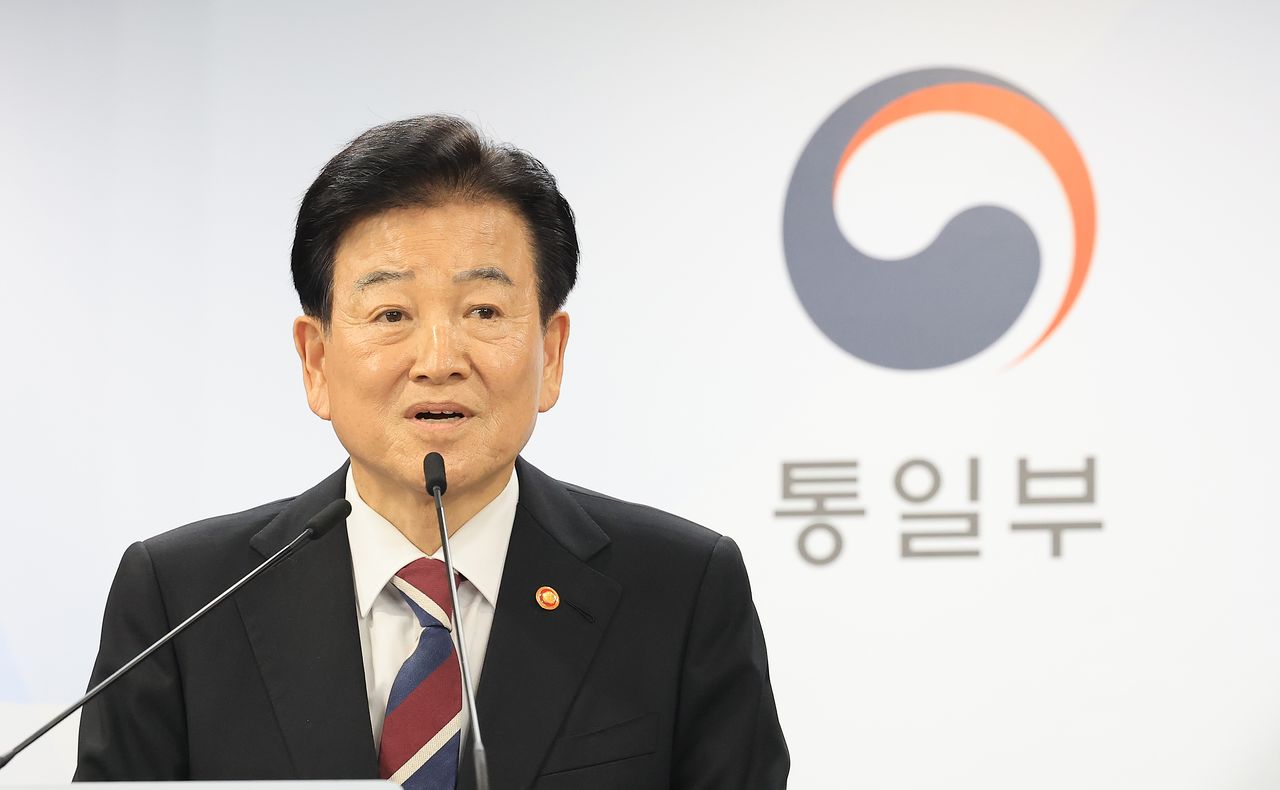 정동영 통일부 장관이 18일 서울 종로구 정부서울청사에서 무인기 사건 관련 입장 및 재발방지대책 추진 계획을 발표하고 있다. 뉴스1