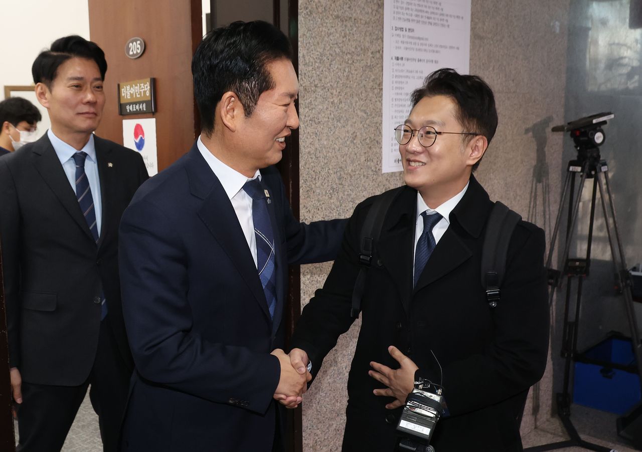 정청래 더불어민주당 대표가 24일 오전 서울 여의도 국회에서 김남준 전 청와대 대변인과 면담을 마치고 악수를 하고 있다. 뉴시스