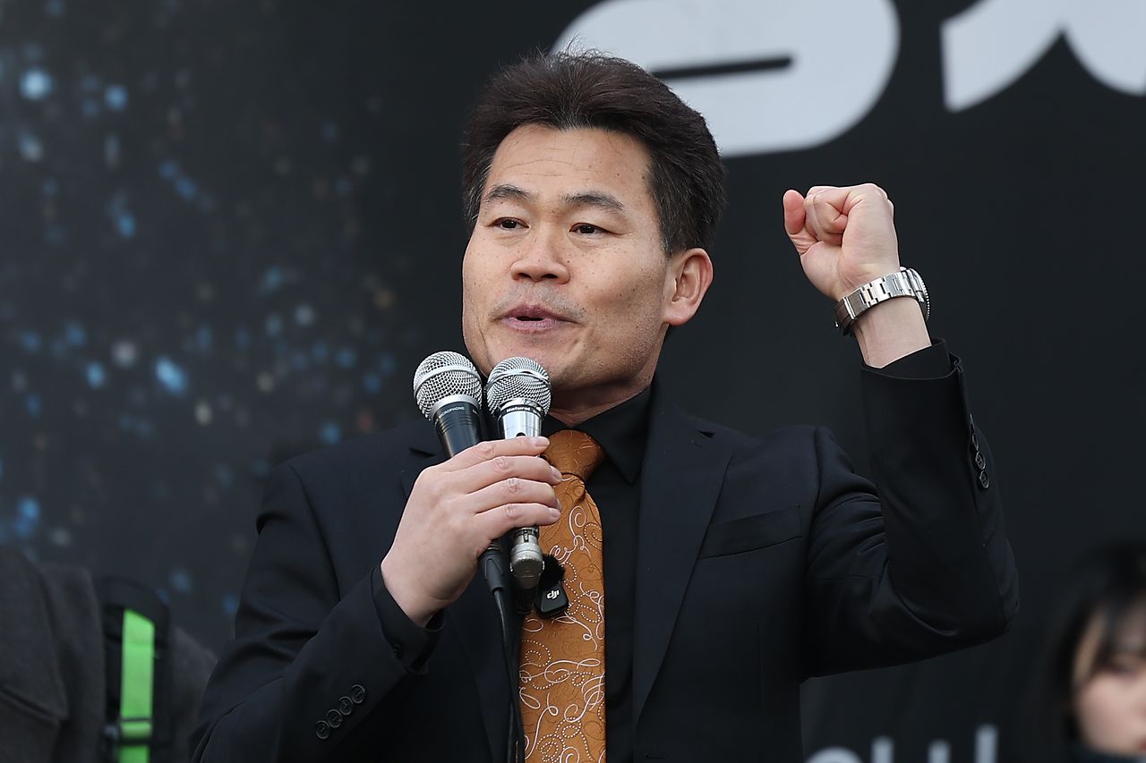 한국사 강사 출신 보수 유튜버 전한길 씨가 지난 19일 서초구 서울중앙지방법원 앞에서 열린 윤석열 전 대통령 지지자 집회에 참석해 발언하고 있다. 연합뉴스