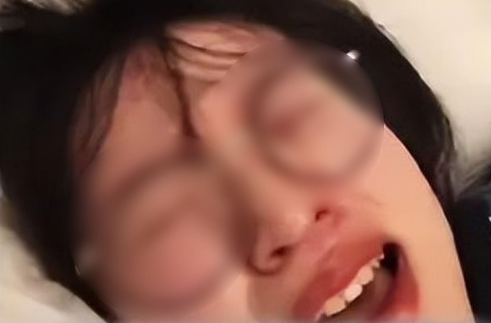 아내가 출산 중 고통에 비명을 지르는 동안에도 남편은 촬영을 이어갔다. 사진 163.com 캡처