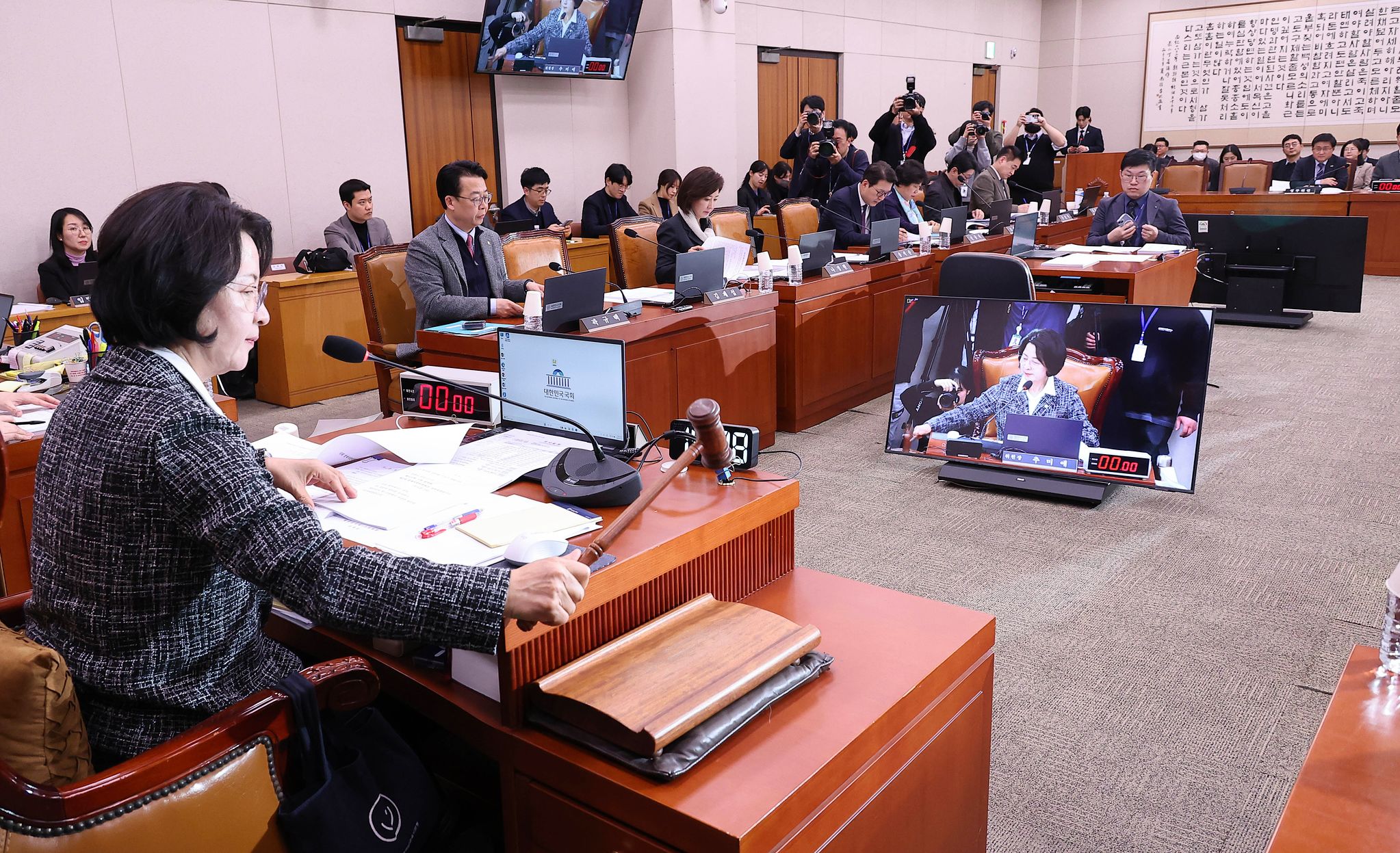 추미애 위원장이 23일 오후 국회에서 열린 법제사법위원회 전체회의에서 의사봉을 두드리고 있다. 임현동 기자