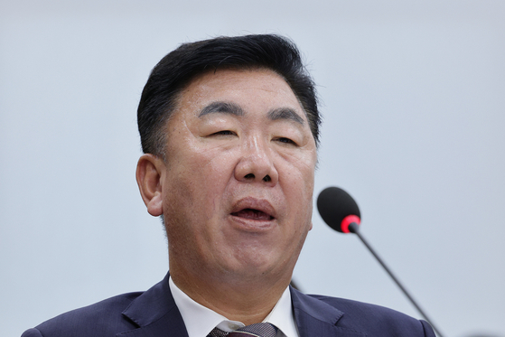 이범석 청주시장이 10일 오전 서울 여의도 국회에서 열린 행정안전위원회의 오송참사 국정조사 기관보고에서 의원 질의에 답변하고 있다. 뉴스1