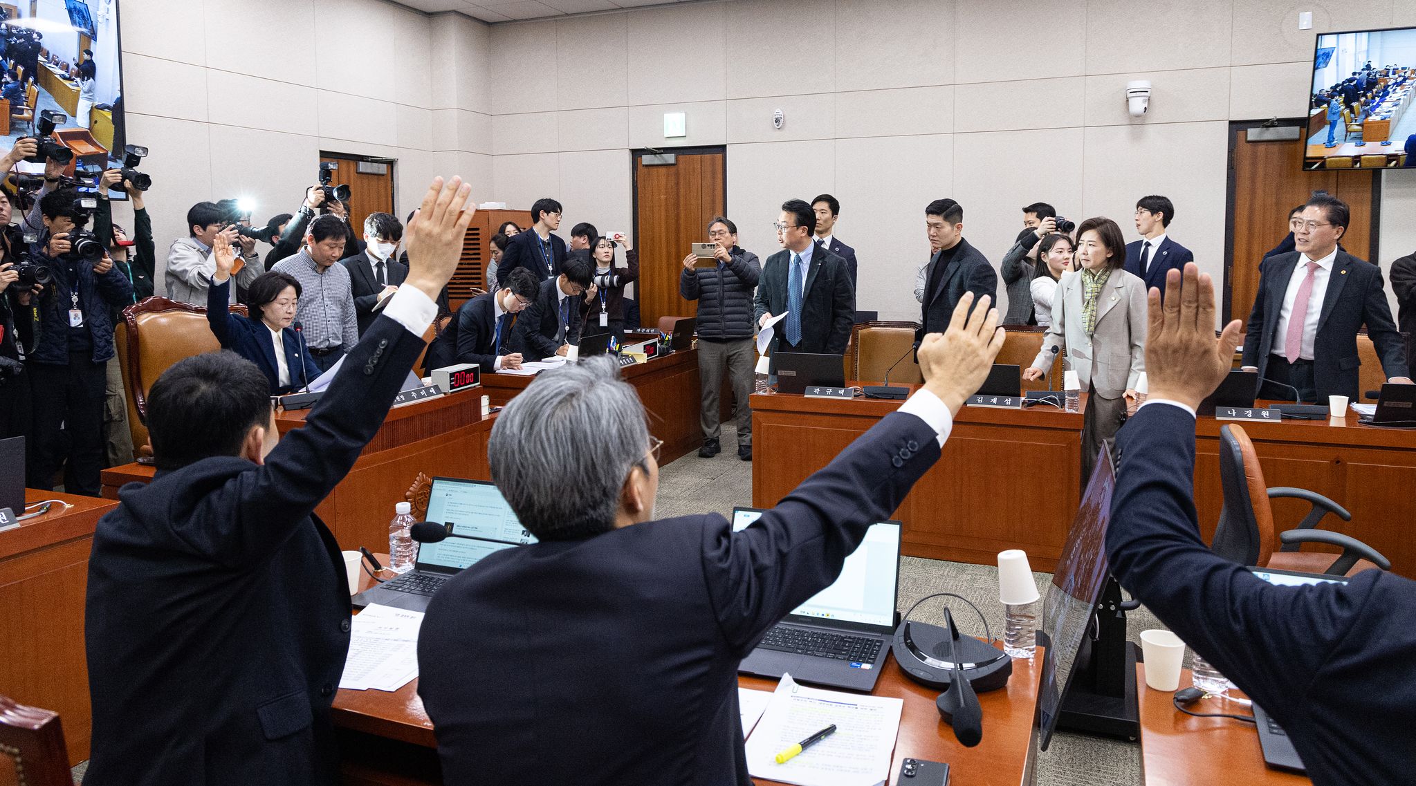 24일 서울 여의도 국회에서 열린 제432회국회(임시회) 법제사법위원회 제4차 전체회의에서 전남광주통합특별시 설치를 위한 특별법안(대안)에 대한 거수 표결이 진행되자 국민의힘 위원들이 항의하고 있다. 뉴스1