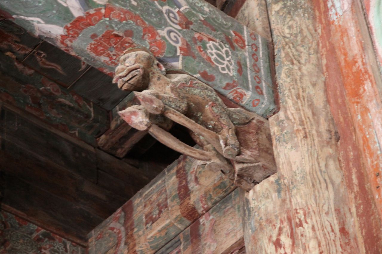 노후·손상으로 인해 연내 ‘해체 수리’가 필요하다는 진단을 받은 경주 불국사 대웅전(보물)의 내부 모습. [사진 국가유산포털]