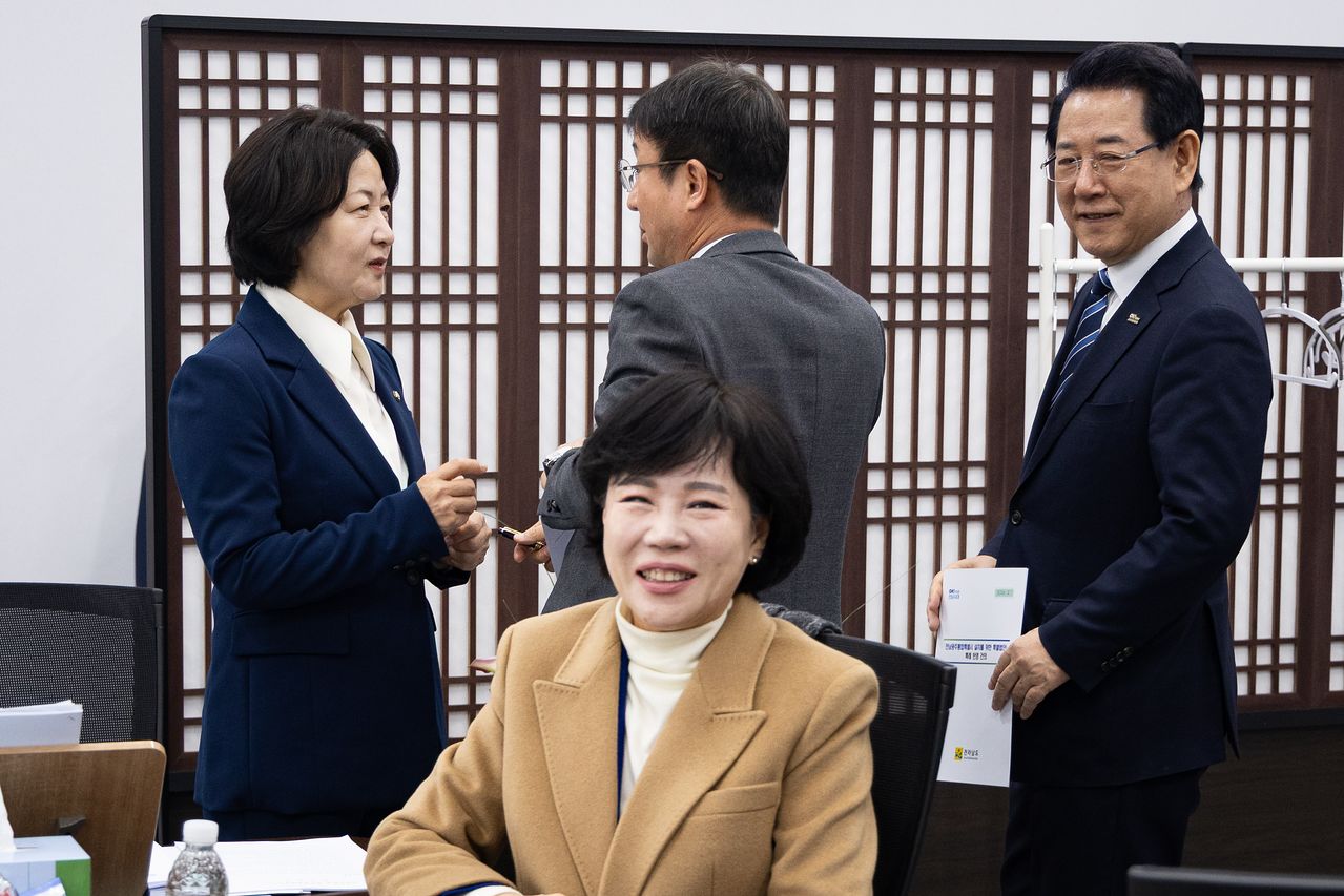 추미애 국회 법제사법위원장과 한병도 더불어민주당 원내대표가 24일 서울 여의도 국회 법사위원장실에서 대화를 나누고 있다. 오른쪽은 김영록 전남지사. 뉴스1