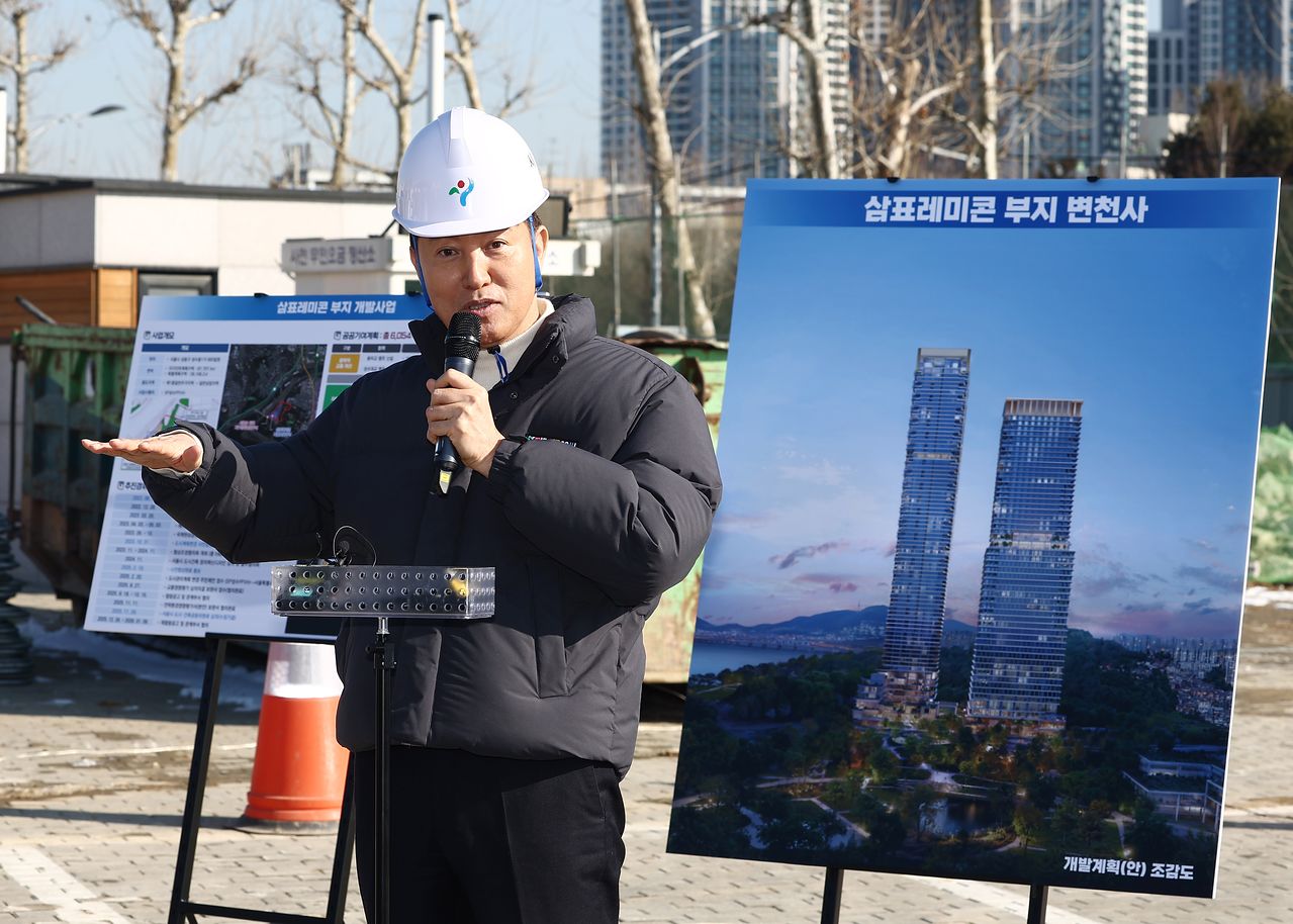 오세훈 서울시장이 지난 3일 오전 서울 성동구 삼표레미콘 부지 사업 현장을 찾아 추진현황을 점검한 뒤 발언하고 있다. 뉴스1