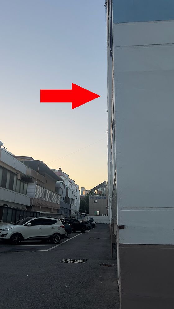 울산 동구가 한쪽으로 기울어져 있는 '방어진국민' 아파트를 철거한다. 김윤호 기자 