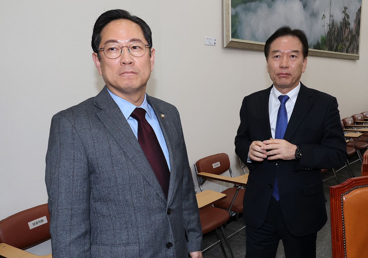 특위 여당 간사인 더불어민주당 정태호 의원(오른쪽)과 야당 간사인 국민의힘 박수영 의원이 24일 국회에서 열린 대미투자특별법처리특별위원회 전체회의에서 논의하고 있다. 연합뉴스