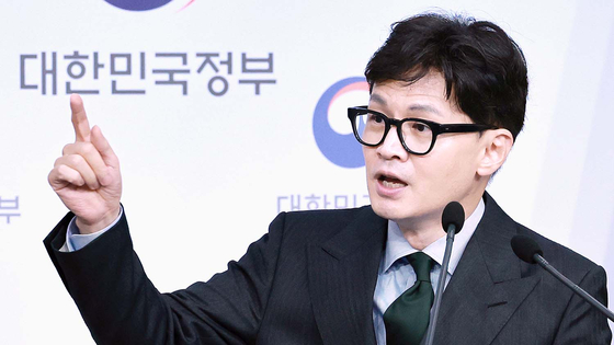 2023년 한동훈 당시 법무부 장관이 엘리엇 국제투자분쟁(ISDS) 사건 판정 후 취소소송을 제기한 후 취재진의 질문에 답하고 있다.   연합뉴스