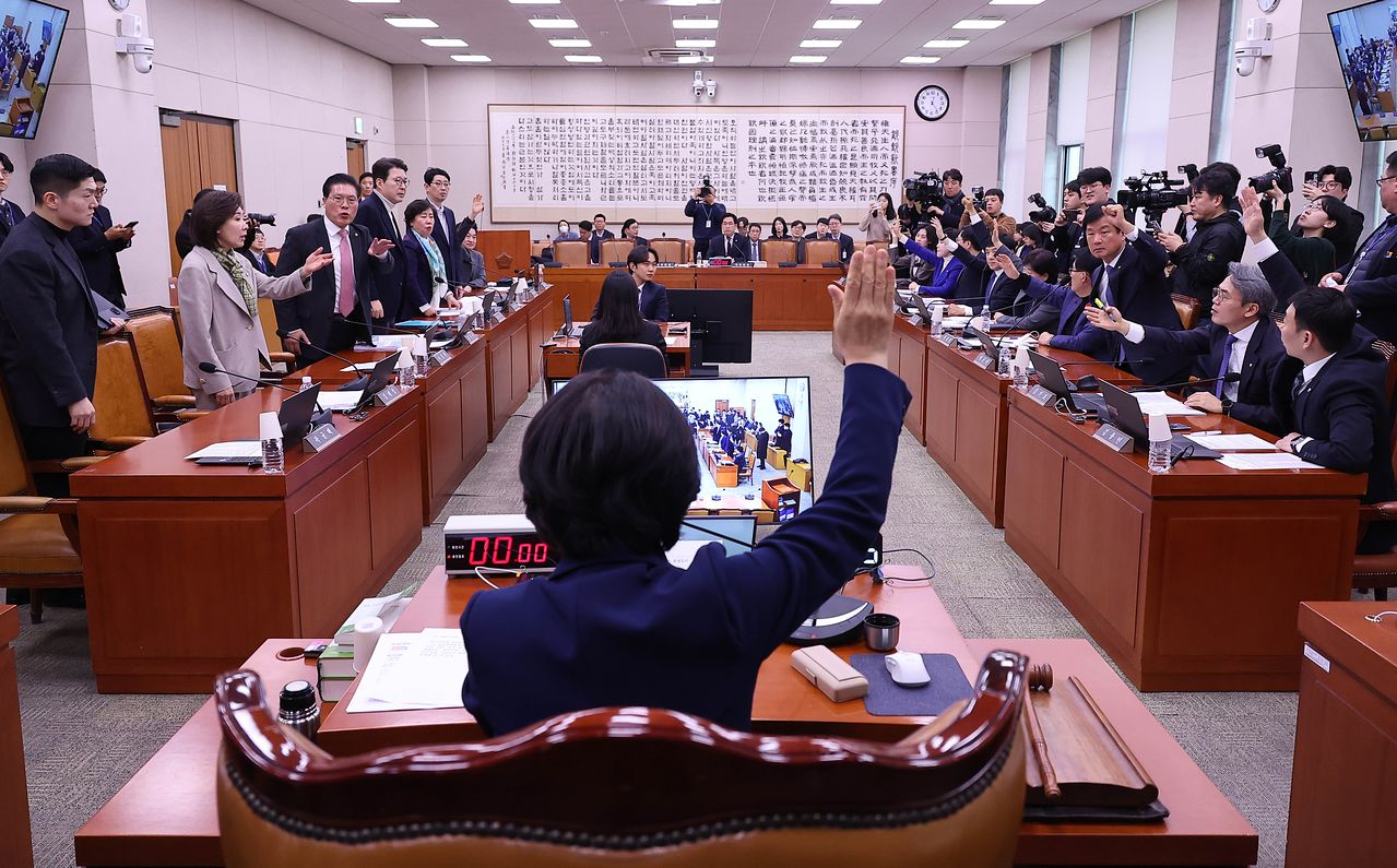 추미애 위원장이 24일 국회에서 열린 법제사법위원회 전체회의에서 국민의힘 의원들이 거세게 항의하는 가운데 전남광주 행정통합법에 대해 거수 표결을 진행하고 있다. 임현동 기자