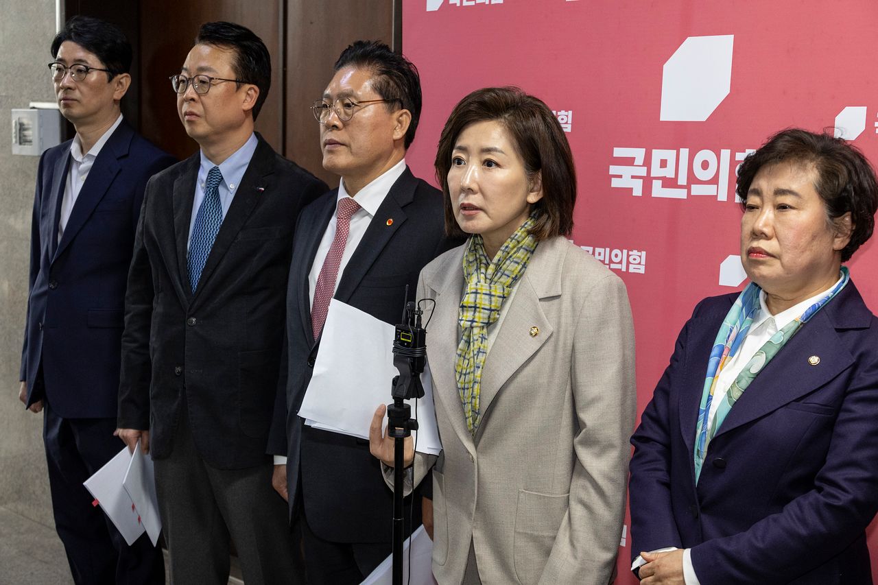 국회 법제사법위원회 국민의힘 나경원 의원(왼쪽 두 번째)을 비롯한 법사위원들이 24일 국회에서 이날 오전 개의 예정인 법사위 전체회의가 지연되고 있는 것에 대한 항의 회견을 하고 있다. 연합뉴스