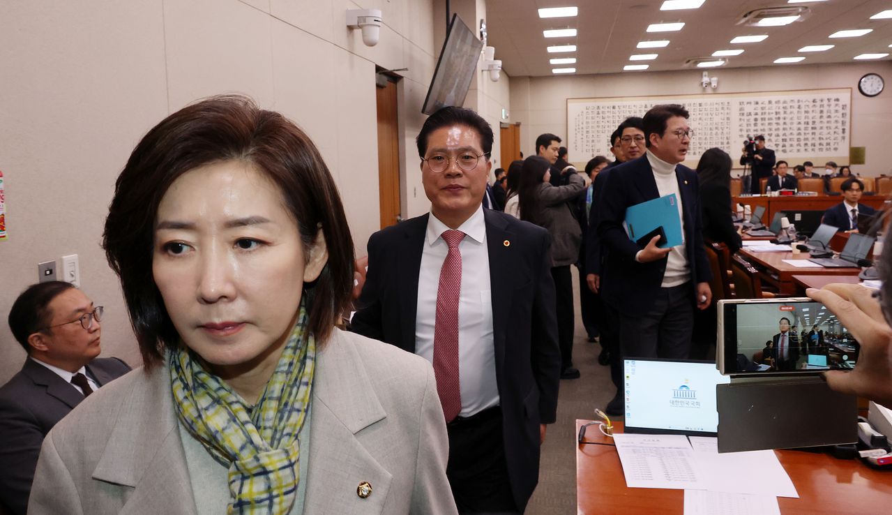 국민의힘 의원들이 24일 국회에서 열린 법제사법위원회 전체회의에서 전남·광주 통합특별시 설치를 위한 특별법안이 통과되자 퇴장하고 있다. 연합뉴스