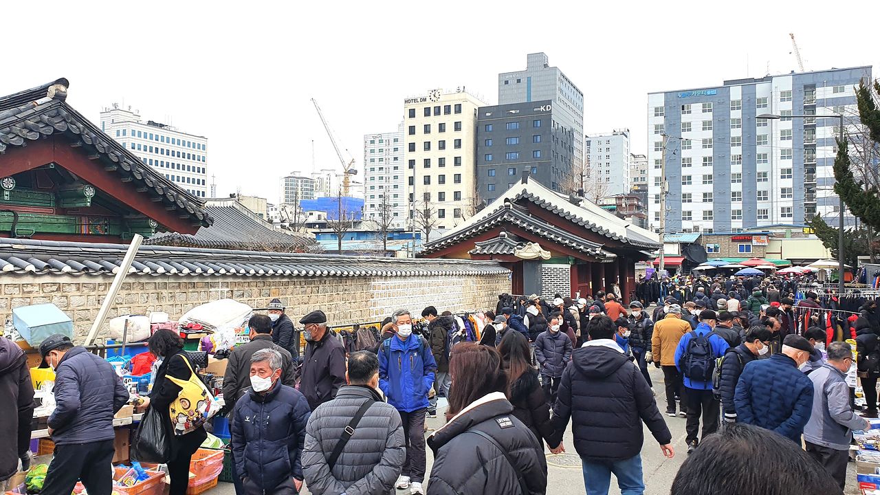 동묘 담장 바깥의 벼룩시장. [사진 김정탁]