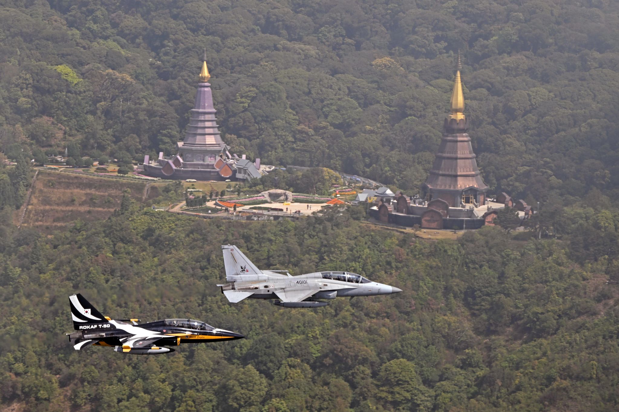  공군 특수비행팀 블랙이글스가 사우디 ‘세계 방위산업 전시회(WDS 2026)’ 참가를 마치고 24일 한국으로 복귀했다. 사진은 복귀 길인 지난 18일 블랙이글스 T-50B(왼쪽)와 태국 공군 T-50TH가 '로얄 파고다(Royal Pagoda)' 사원 인근 상공에서 우정비행을 실시하고 있는 모습. 사진 공군