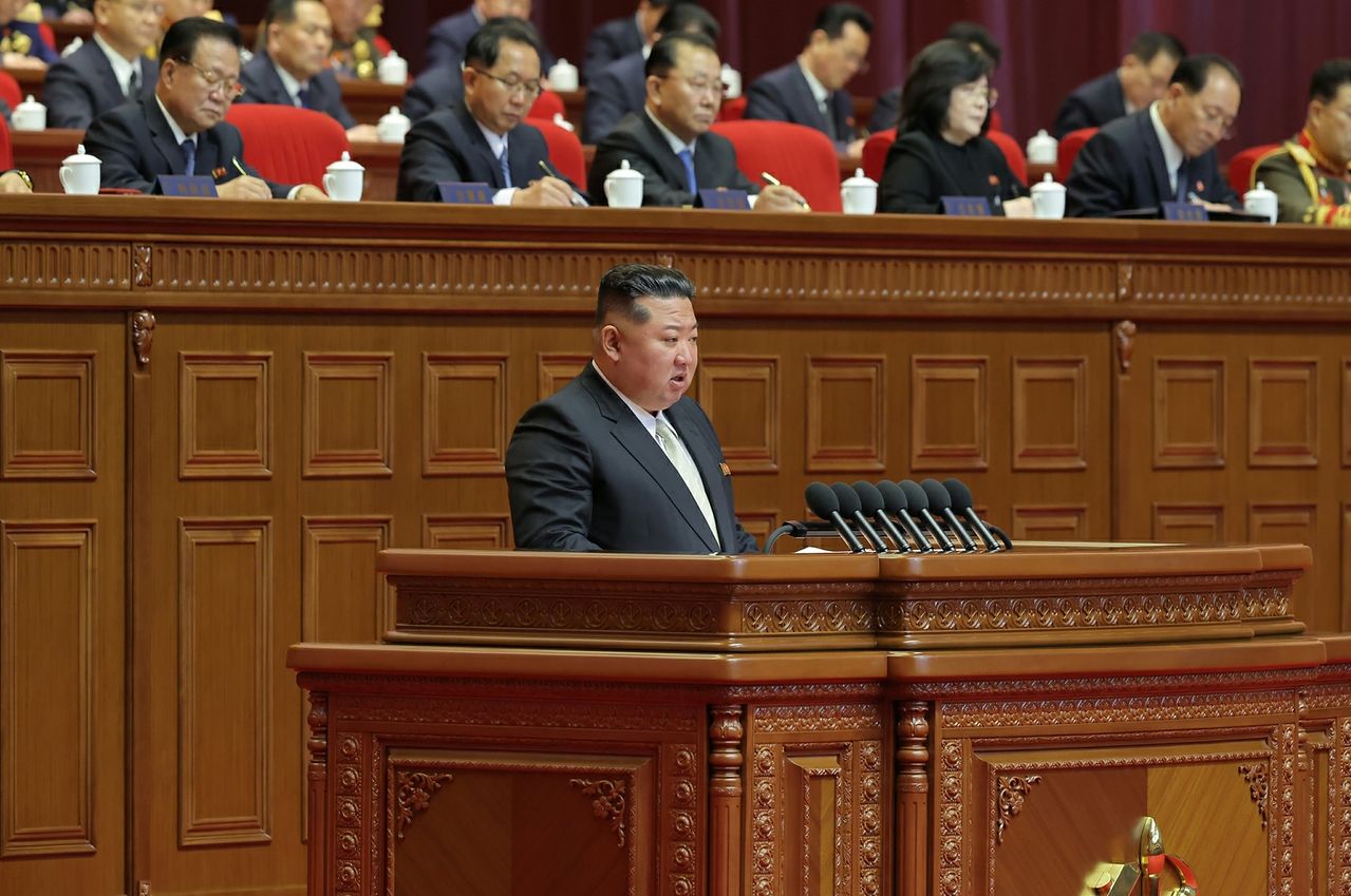 북한 노동당 기관지 노동신문은 김정은 국방위원장이 전날 진행된 노동당 대회 5일차 회의에서 '결론'을 통해 "어떤 도전도, 그 어떤 정세변화도 우리의 전진을 지체시킬 수도, 막을 수도 없다"고 말했다고 24일 보도했다. 노동신문=뉴스1