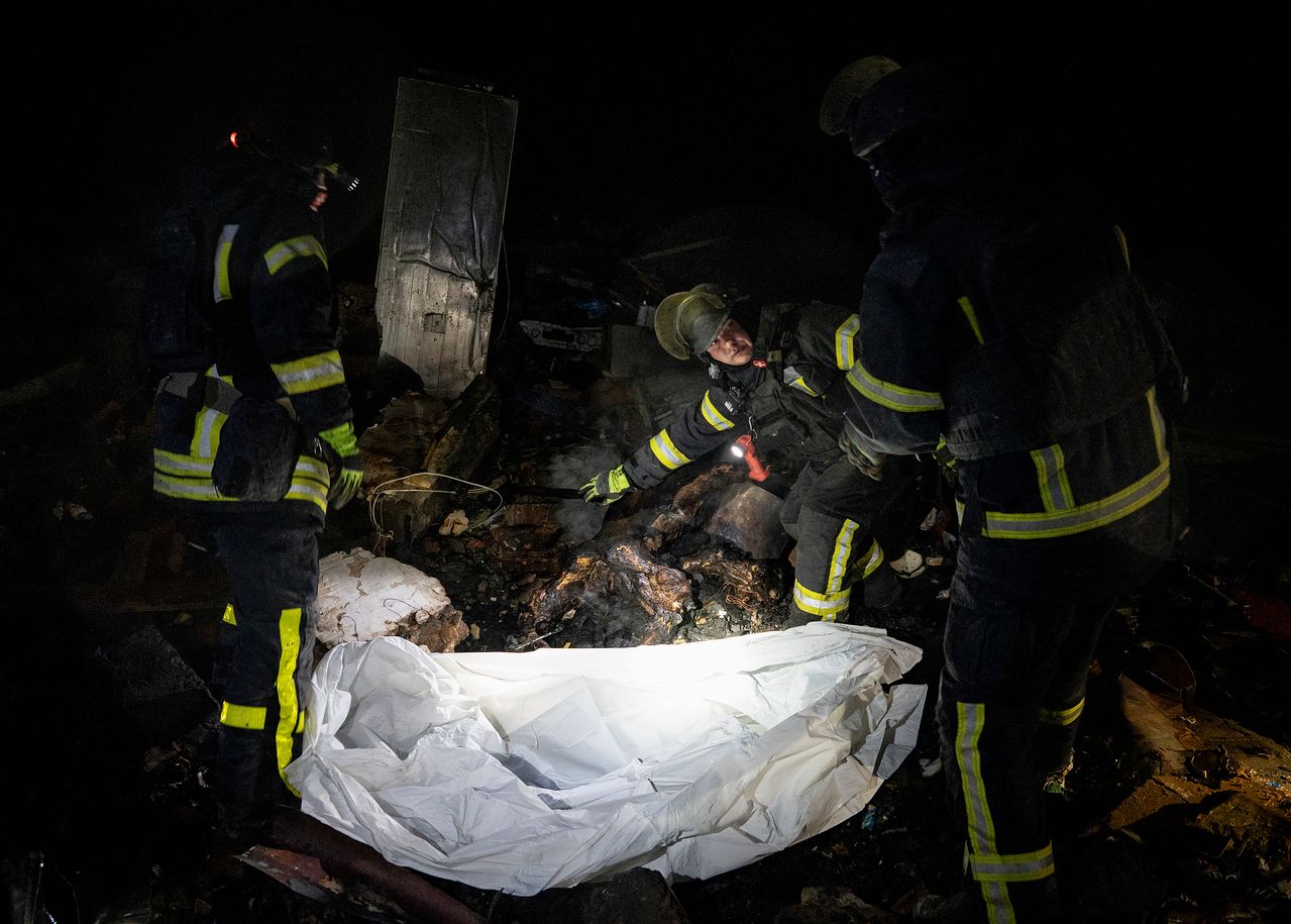 지난 12일 밤(현지시간) 우크라이나 동부 도네츠크주 크라마토르스크의 한 개인 주택이 러시아의 공습을 받은 뒤, 구조대원들이 무너진 건물 잔해 속에서 수색·구조 작업을 벌이고 있다. EPA=연합뉴스