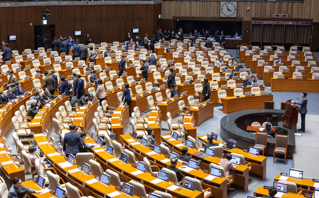윤한홍 국민의힘 의원이 24일 국회에서 열린 2월 임시국회 8차 본회의에 3차 상법개정안이 상정된 뒤 이 법안에 대한 필리버스터(무제한 토론)을 시작하고 있다.   국민의힘의 무제한 토론이 시작되자 더불어민주당 등 의원들이 본회의장을 떠나고 있다. 연합뉴스 