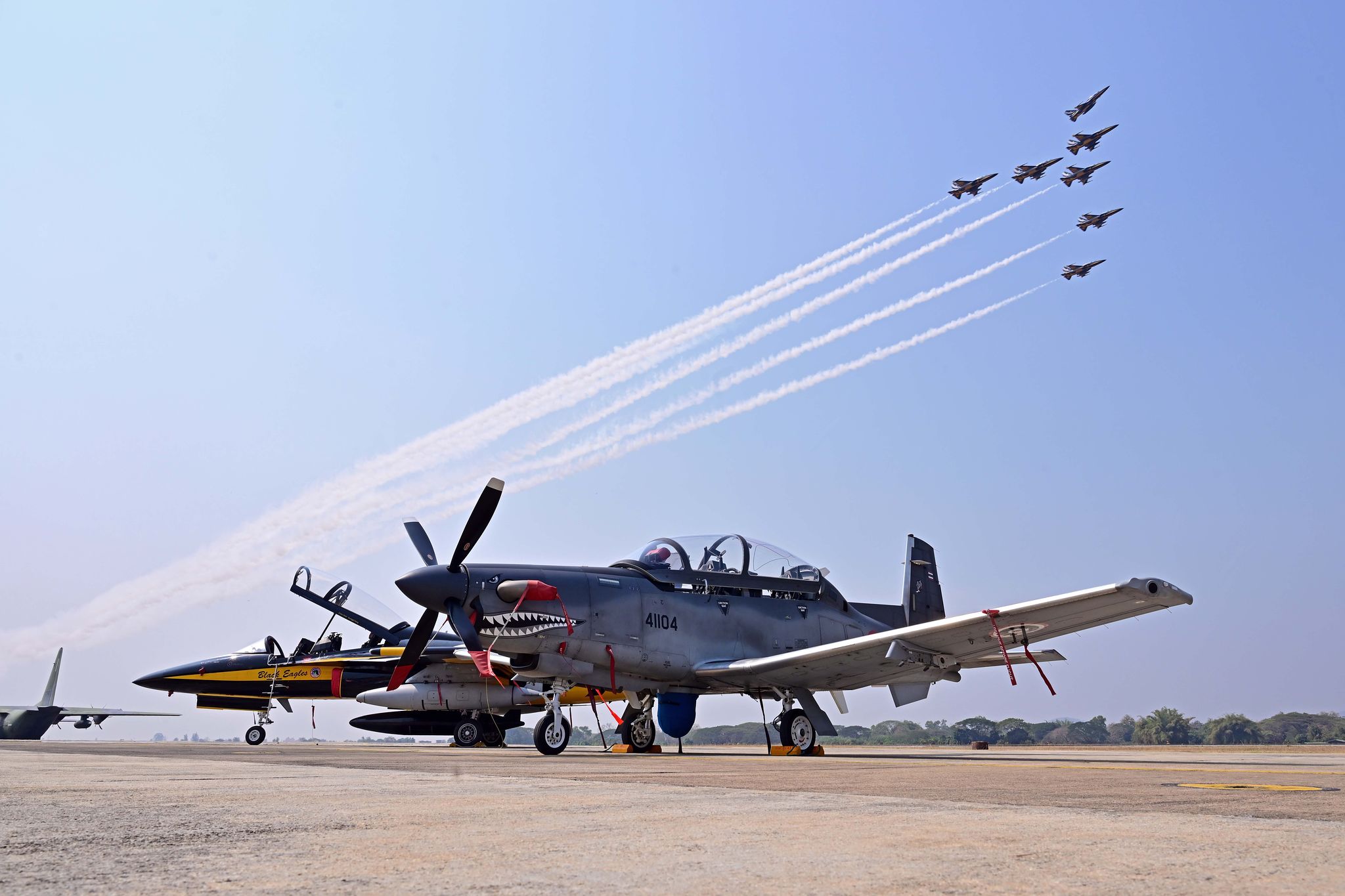 지난 18일 태국 치앙마이 공군기지에서 실시한 한·태 공군 우정비행에서 블랙이글스가 편대를 이루어 비행하고 있는 모습. 지상에 주기되어 있는 항공기는 블랙이글스의 T-50B(왼쪽)와 태국 공군의 AT-6TH. 사진 공군