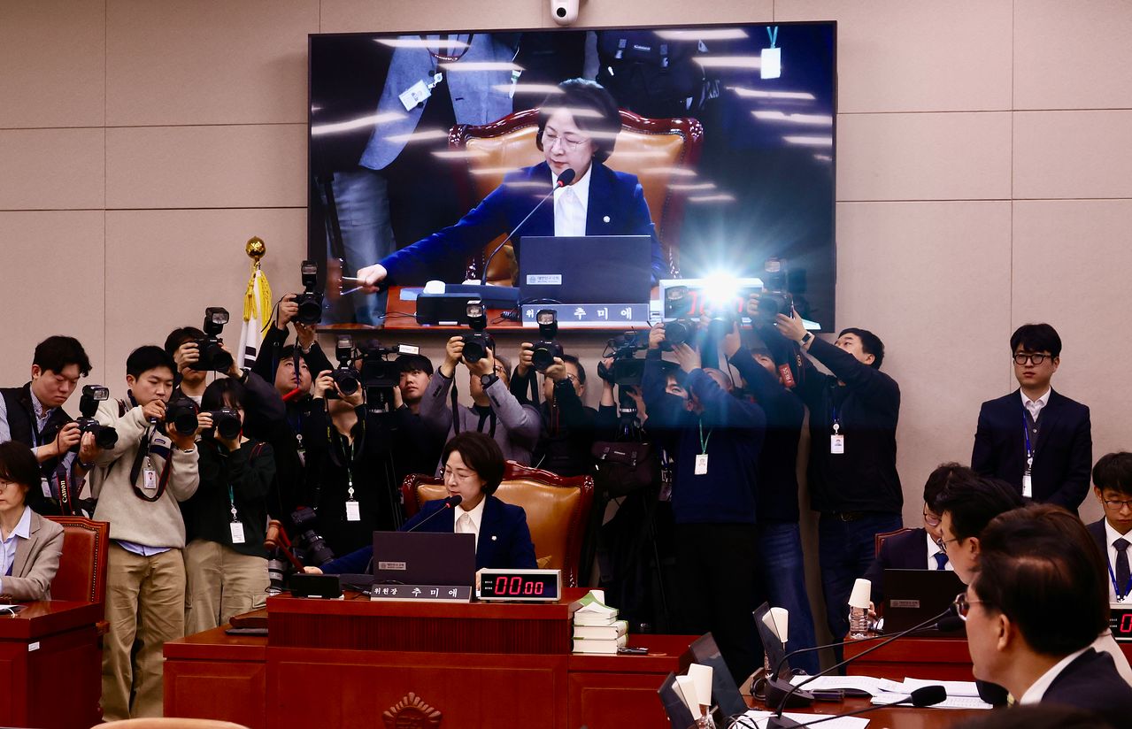 추미애 국회 법사위원장이 24일 오전 서울 여의도 국회에서 열린 법제사법위원회 전체회의에서 의사봉을 두드리고 있다. 뉴시스