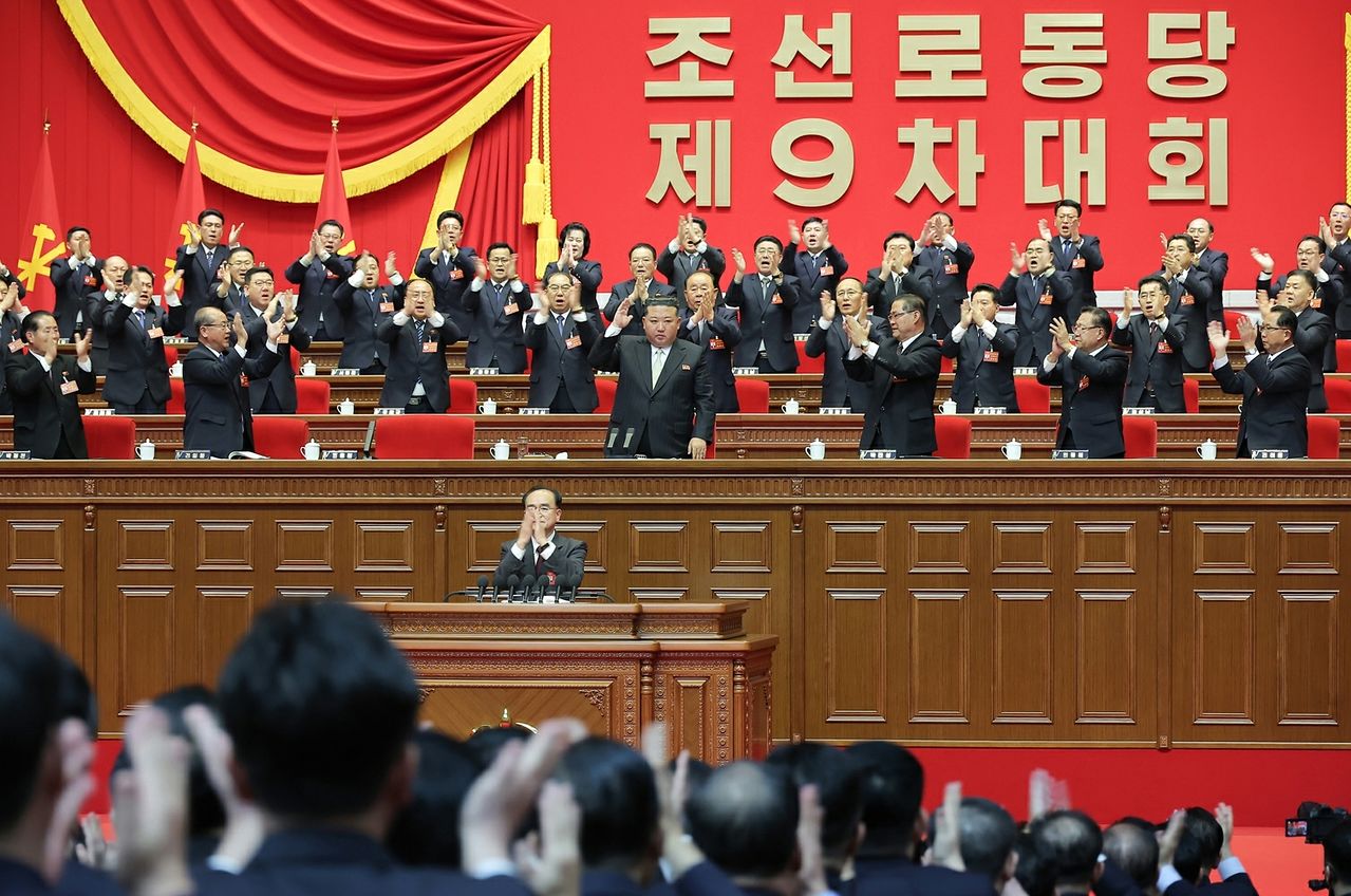 지난 22일 북한 노동당 제9차 대회 4일 회의에서 당규약 개정과 제9기 중앙지도기관 선거가 진행됐다. 노동신문은 이날 김정은 국무위원장을 당 총비서로 재차 추대하는 내용이 담긴 결정서를 만장일치로 채택했다고 23일 보도했다. 북한은 5년 주기로 총비서를 선출한다. [노동신문=뉴스1]