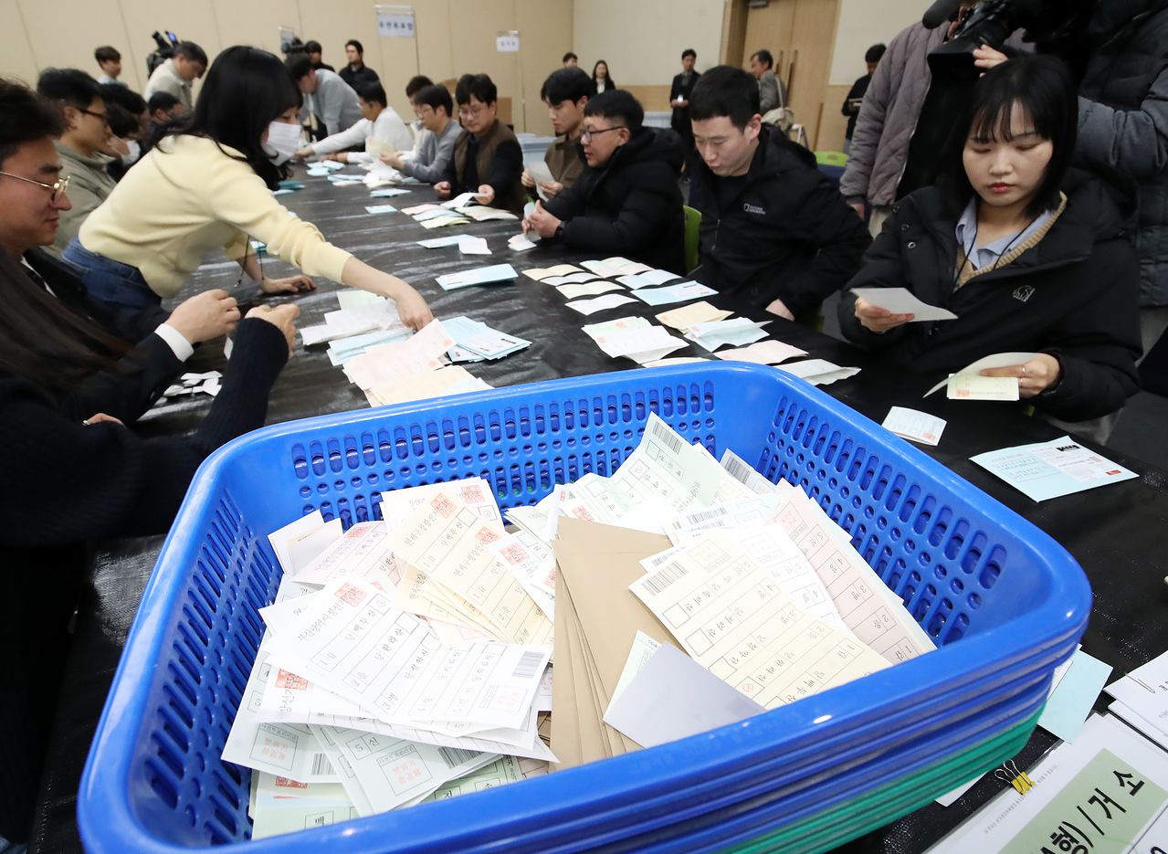 24일 오후 부산 해운대구 벡스코 제2전시장에서 부산시선관위와 구·군선관위 직원들이 제9회 전국동시지방선거를 앞두고 모의 개표 실습을 하고 있다.  이번 모의 개표 실습은 단일 선거와 달리 복잡한 지방선거 개표 절차를 점검하고 효율적인 개표 관리 방안을 마련하기 위해 준비됐다. 뉴스1