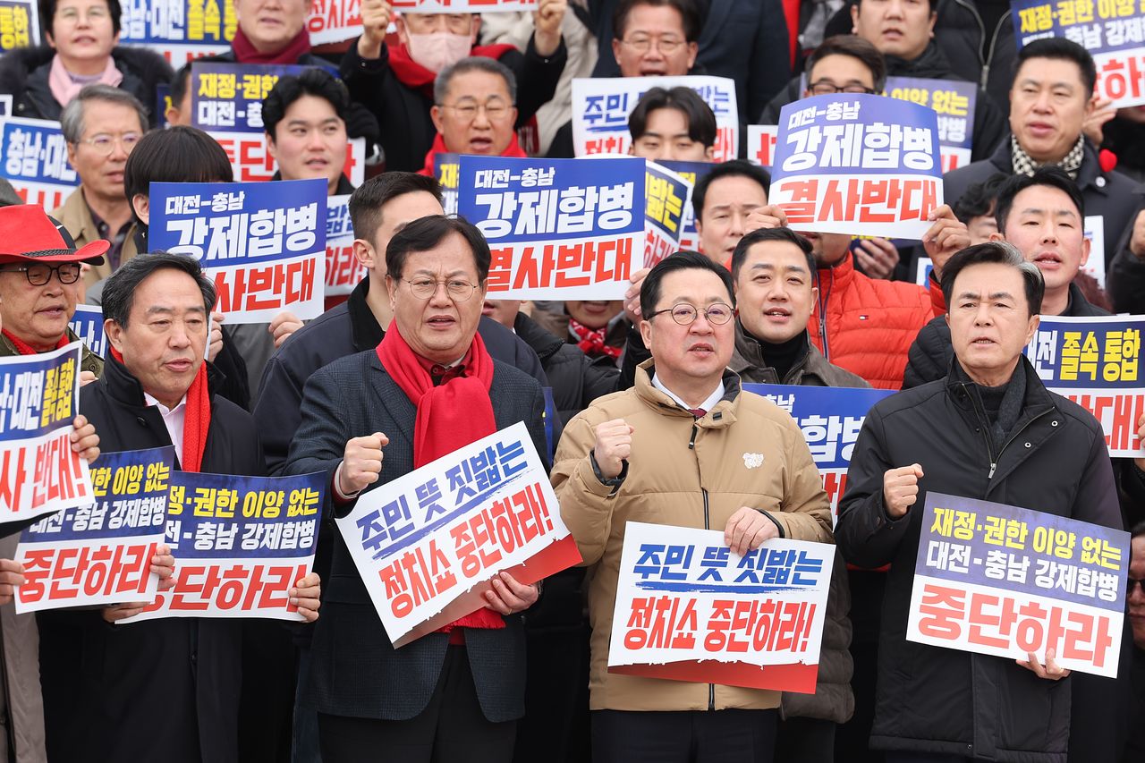 김태흠 충남도지사와 이장우 대전시장 등이 24일 서울 국회 본관 앞에서 열린 대전·충남 졸속 통합 반대 범시·도민 총궐기대회에서 구호를 외치고 있다. 뉴스1