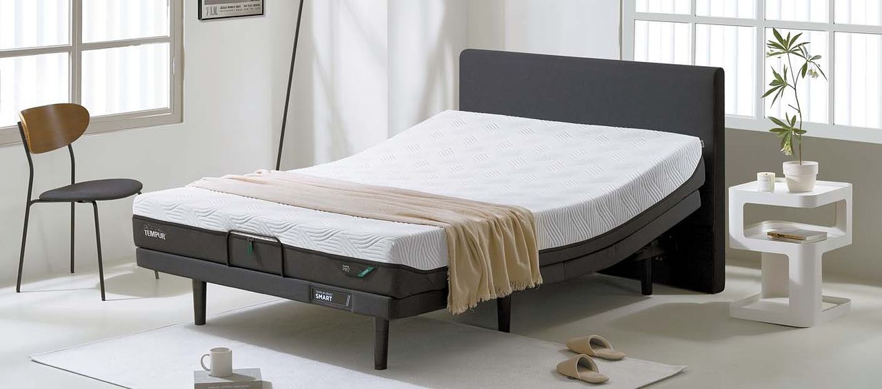 템퍼가 선보인 ‘어고 스마트 베이스’ 모션베드. 이 모델은 AI 센서가 코골이 진동을 감지해 머리를 12도 올려줄 뿐 아니라 무중력 상태 같은 편안함을 선사한다. [사진 템퍼코리아]