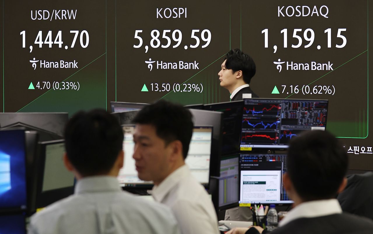 (서울=뉴스1) 구윤성 기자 = 코스피가 상승 출발한 24일 서울 중구 하나은행 본점 딜링룸 전광판에 증시 시황이 표시되고 있다. 2026.2.24/뉴스1