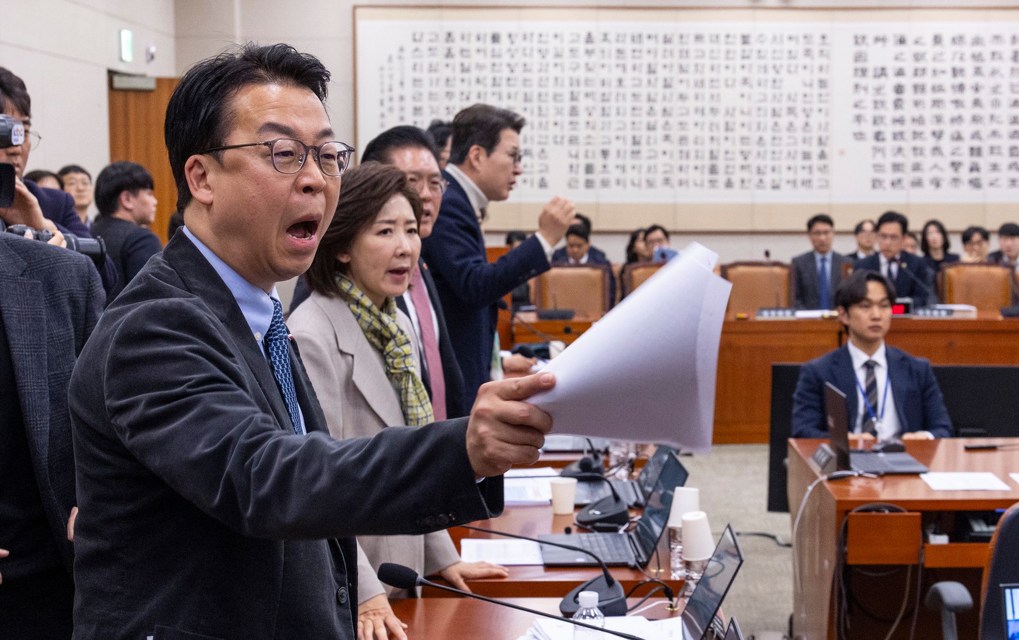 24일 국회에서 열린 법사위 전체 회의에서 ‘전남광주 통합법’을 여당 주도로 처리를 하려하자 국민의힘 곽규택(앞 부터), 나경원 의원 등 법사위원들이 강하게 항의하고 있다. 이날 법사위에는 대구경북통합특별시 설치 특별법과 충남대전통합특별시 설치 특별법도 상정됐지만, 국민의힘의 강경한 반대에 처리가 보류됐다. 연합뉴스