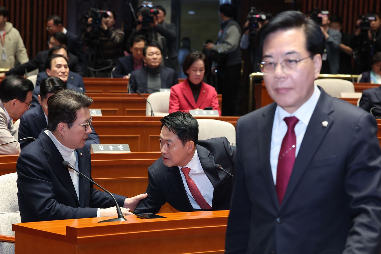 국민의힘 장동혁 대표(가운데)와 신동욱 최고위원이 24일 의원총회에서 대화하고 있다. [뉴스1]