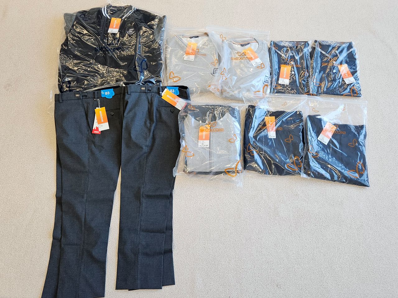 어린이보호구역에서 버스에 치이는 교통사고를 당해 숨진 오시후(13)군이 중학교에서 입기 위해 구입해 둔 교복 모습. 일부는 포장도 뜯지 않은 상태다. 사진 오석경씨