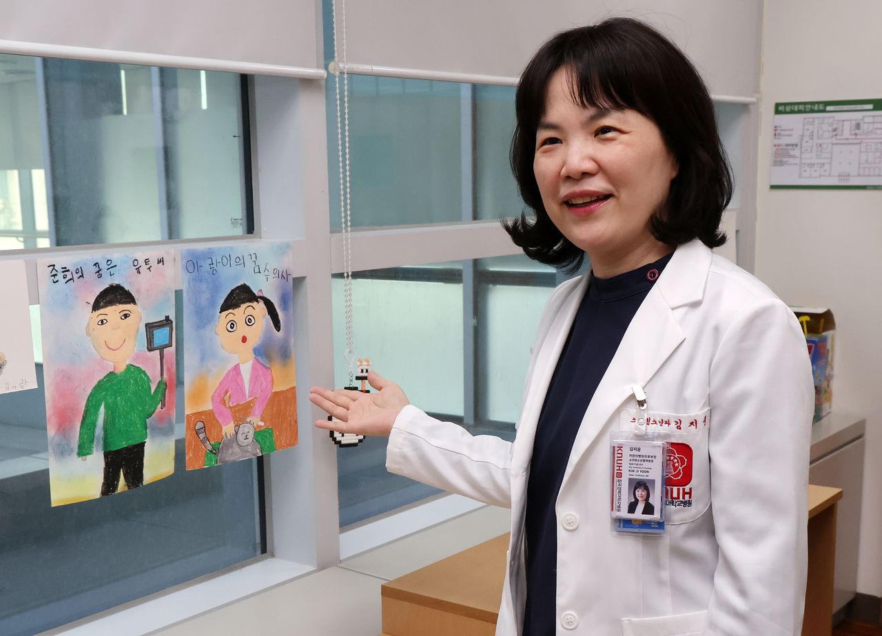 지난 19일 김지윤 칠곡경북대병원 소아청소년과 교수가 어린이병원 내에 자리한 '병원학교'에서 어린이 환자들이 그린 '나의 꿈' 그림을 소개하고 있다. 송봉근 객원기자